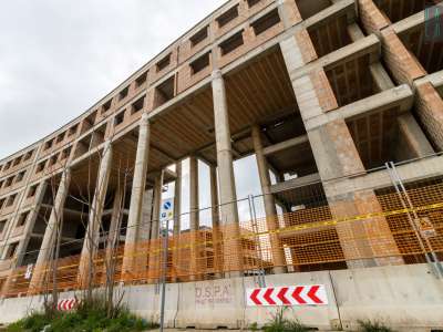 Lo stabile, di propriet� di Arca Puglia, tra lavori incompiuti e incremento di costi e burocrazia non ha infatti mai visto arrivare porte, finestre n� tantomeno abitanti